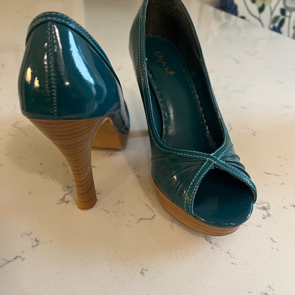 Peep toe shoes. EUC. - Picture 3 of 4